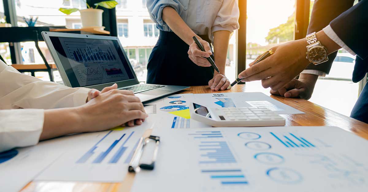 Ilustração mostrando o processo de cobrança multicanal da Safe Ativos, incluindo contato por WhatsApp, telefone, e-mail e apoio jurídico.